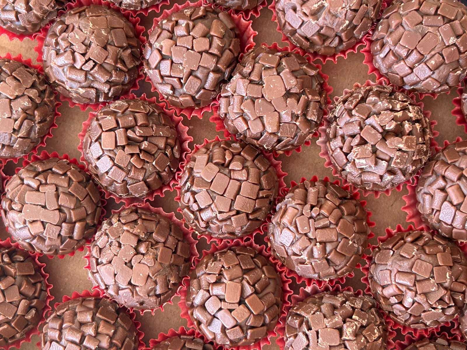 Brigadeiros de chocolate Doce Dengo com cobertura de chocolate