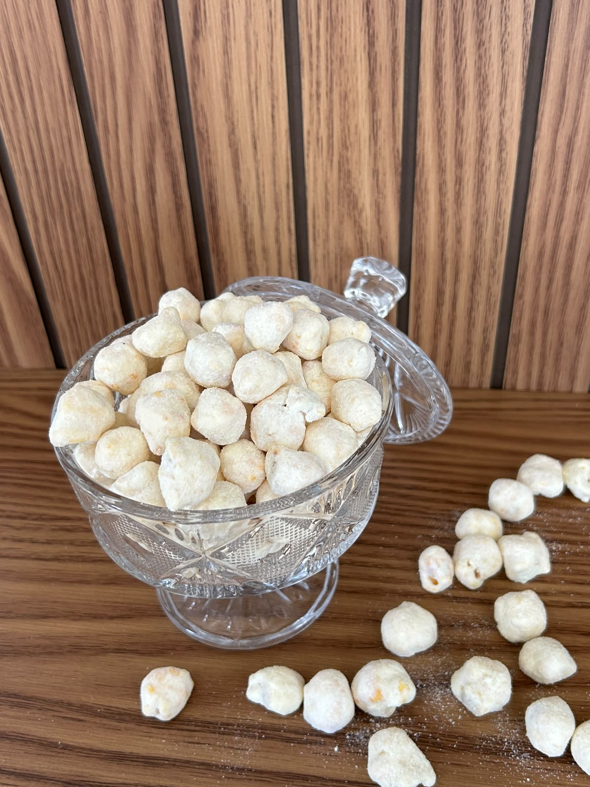 Pipocas doces gourmet em uma bomboniere de vidro
